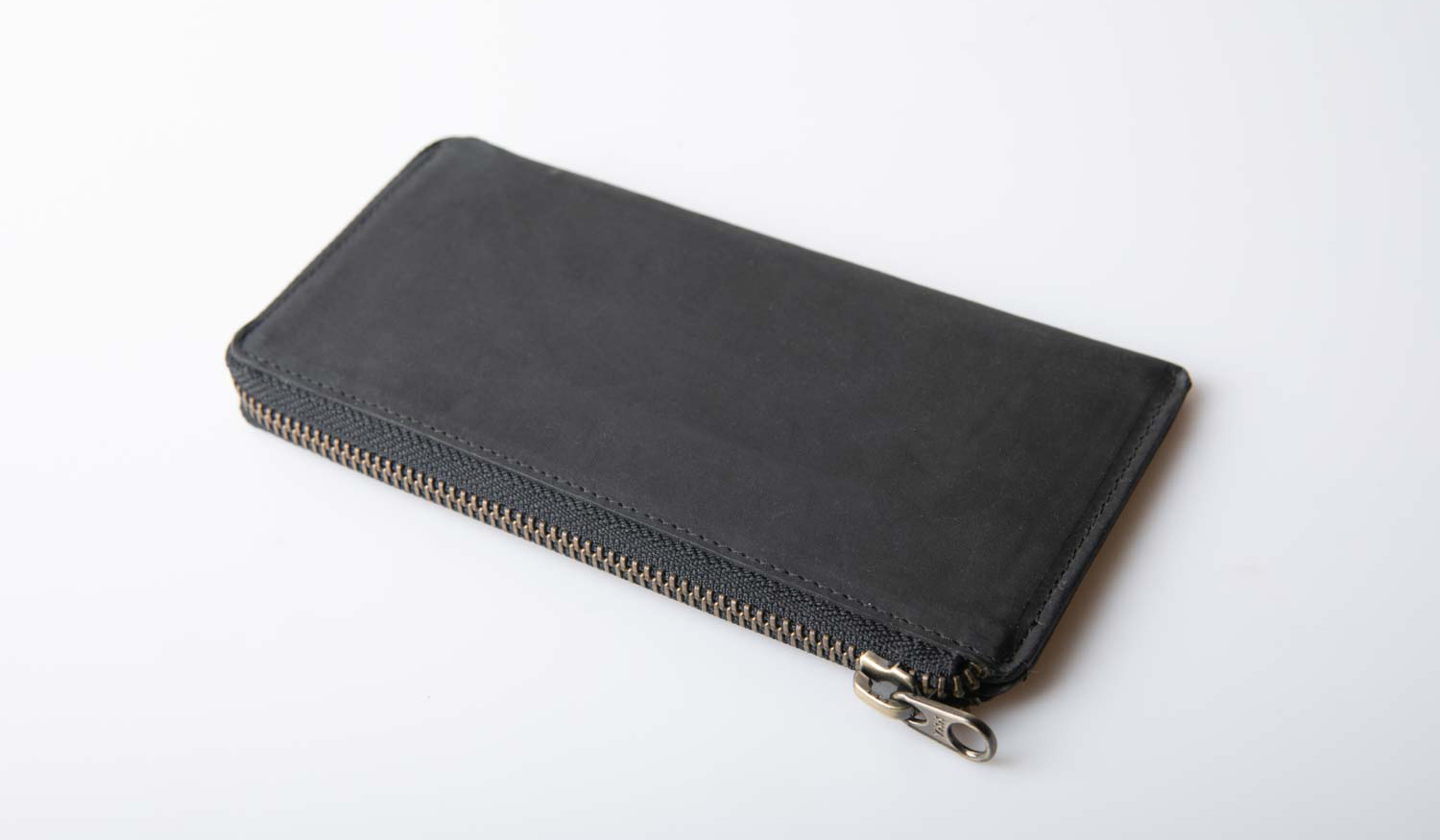 長財布を、薄さ1.3cmで再定義する。最小と最薄を極めた、【TIDY SLIM